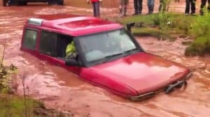 Land Rover Discovery Goes Deep Water Fording